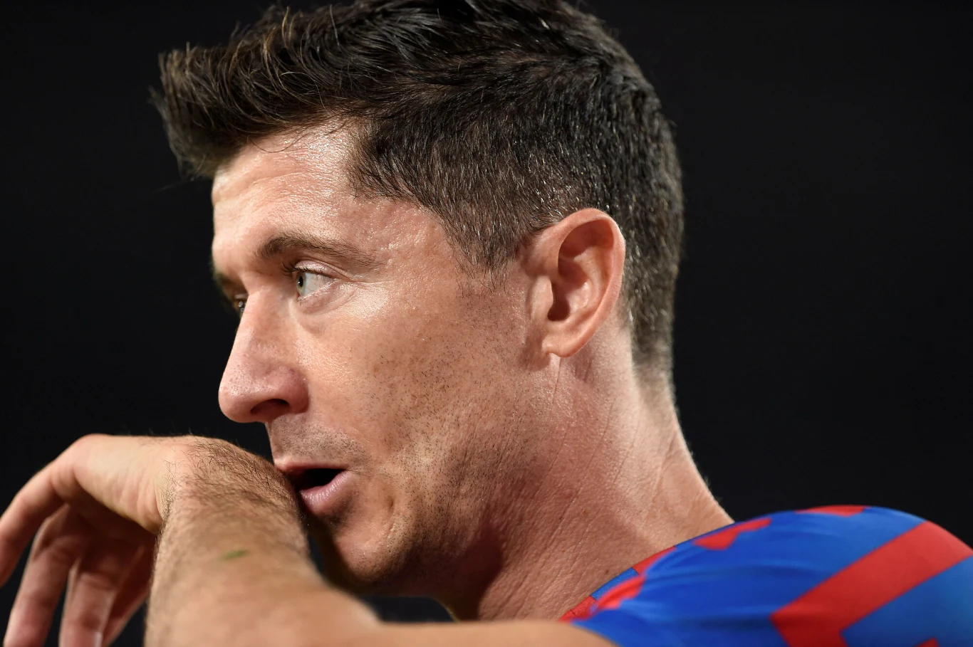 Robert Lewandowski nie mógł być zadowolony z decyzji sędziego po starciu z de Ligtem Robert Lewandowski nie mógł być zadowolony z decyzji sędziego po starciu z de Ligtem