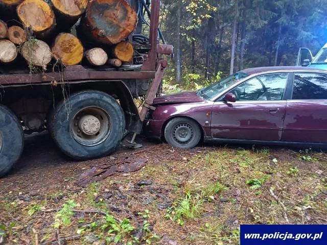 Ucieczka przed policją zakończyła się na przyczepie ciężarówki