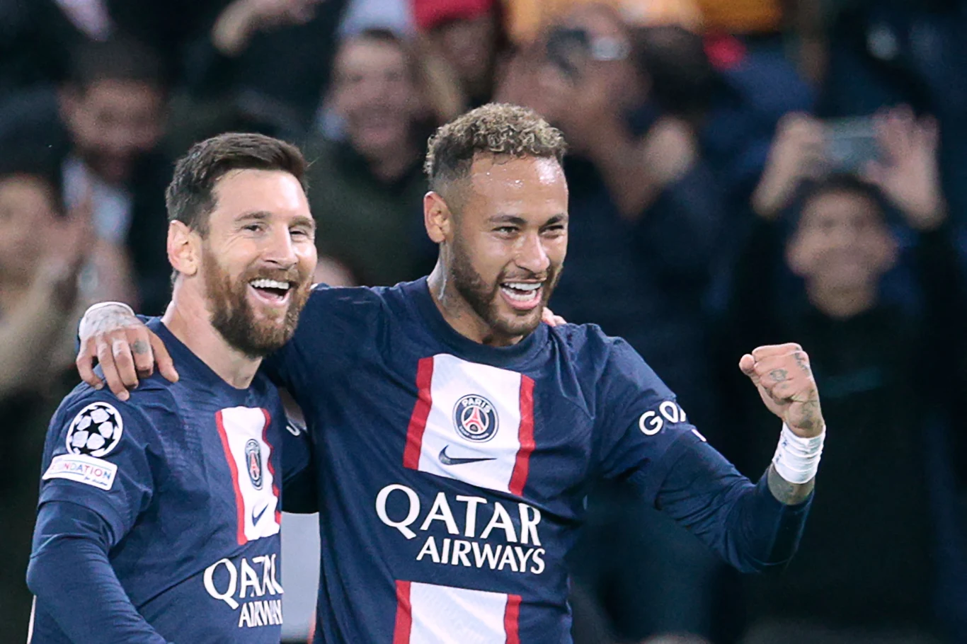 Lionel Messi i Neymar strzelali bramki dla Barcelony, teraz bawią się na boisku w Paryżu