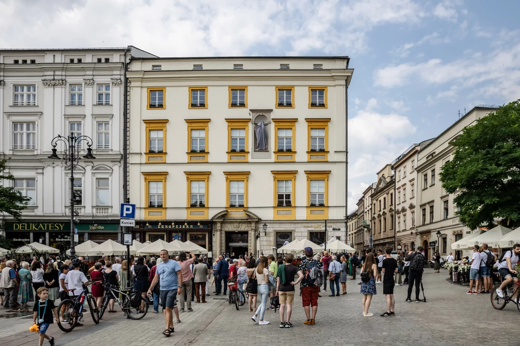 Jak głosi legenda, w Pałacu Krzysztofory straszy duch Anny z Branickich. Zjawa ma przepowiadać datę śmierci każdemu, kogo spotka