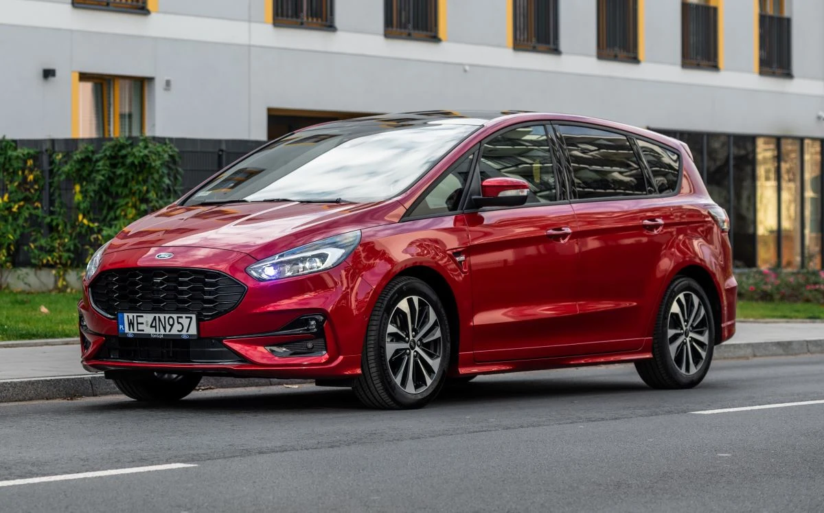 Ford S-Max drugiej generacji zapewnia przyjemność z jazdy zarówno w kwestii komfortu jak i pewności prowadzenia. Auto niestety nie doczeka się następcy Ford S-Max drugiej generacji zapewnia przyjemność z jazdy zarówno w kwestii komfortu jak i pewności prowadzenia. Auto niestety nie doczeka się następcy