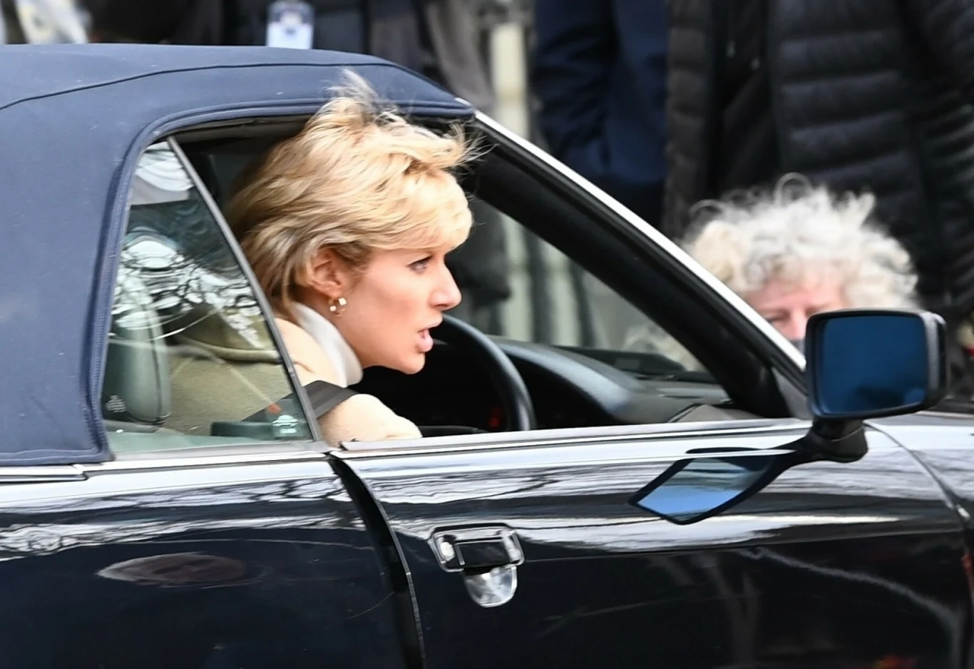 Elizabeth Debicki w roli księżnej Diany na planie serialu "The Crown". Elizabeth Debicki w roli księżnej Diany na planie serialu "The Crown".