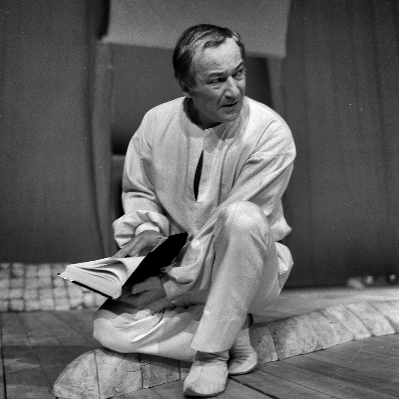 Stanisław Zaczyk w trakcie próby przedstawienia "Burza" Williama Szekspira w rezyserii Ryszarda Majora