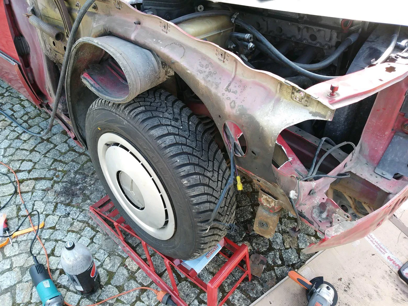 Przepisy nie zabraniają wykonywania napraw we własnym zakresie. Lakierowanie całego nadwozia zajmie więcej niż trwać może czasowe wycofanie z ruchu samchodu osobowego