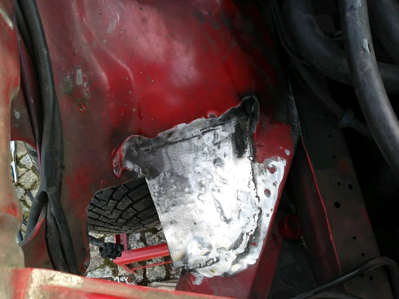 Aktualnie przepisy nie zabraniają właścicielom pojazdów wykonywać napraw we własnym zakresie. Dlaczego ci, którzy pokusili się o remont mają być karani podwójną stawką opłaty za przegląd?