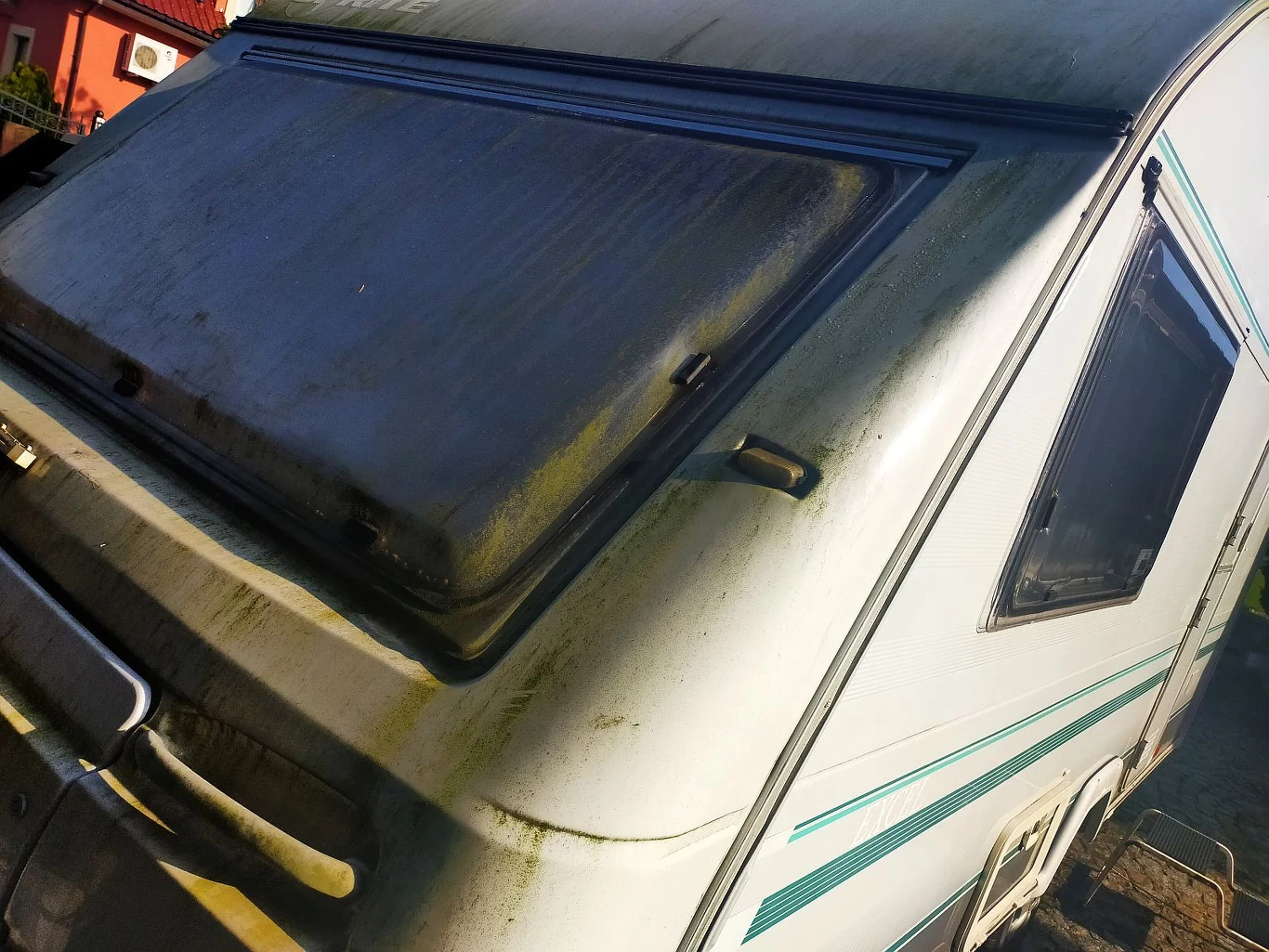 Moja przyczepa, która stoi sobie spokojnie na mojej działce, nie wyjechała na drogę publiczną przez 3 lata. W związku z tym nie może mieć przeglądu, chociaż posiada polisę OC