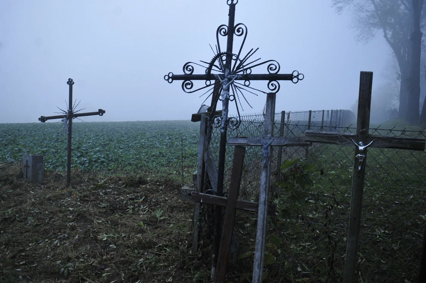 Niechciane krzyże zbiera i ustawia ksiądz Józef Hojnowski
