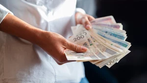 Wynagrodzenia spadają realnie wszędzie, ale Polska radzi sobie kiepsko