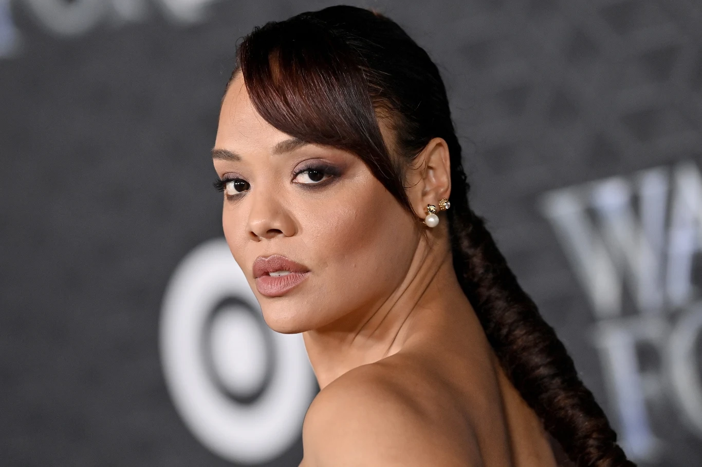 Gwiazdy zaprezentowału odważne kreacje na premierze "Black Panther:Wakanda Forever"