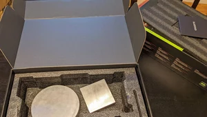 Zamiast karty graficznej klient dostał dwa kawałki metalu? / fot. Reddit.com