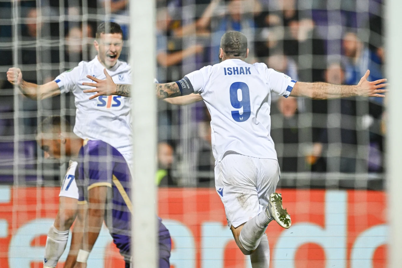 Gol Mikaela Ishaka to za mało, by Lech mógł się cieszyć już dziś z awansu. Za tydzień prawdopodobnie będzie musiał pokonać Villarreal Gol Mikaela Ishaka to za mało, by Lech mógł się cieszyć już dziś z awansu. Za tydzień prawdopodobnie będzie musiał pokonać Villarreal
