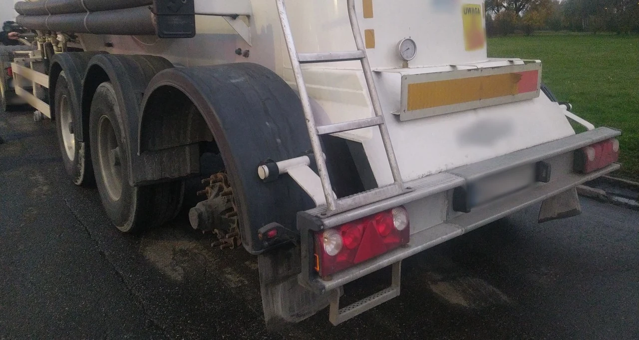 Kierowca ciężarówki przejechał z naczepą bez koła prawie 300 km. Kierowca ciężarówki przejechał z naczepą bez koła prawie 300 km.