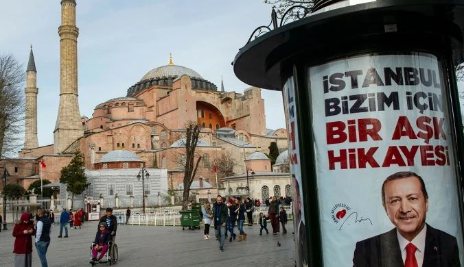Dar w meczecie. Prezydent Turcji "wojuje islamem"