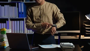 Zmiana czasu, a praca w nocy. Jak rozliczyć dodatkową godzinę spędzoną w firmie?