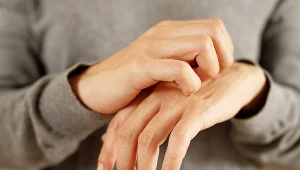 Ogrzewanie, kontakt z wodą, dieta. Przez nie objawy przybierają na sile