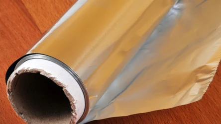 Folia aluminiowa może pomóc pozbyć się komarów. Ten prosty trik jest na wagę złota