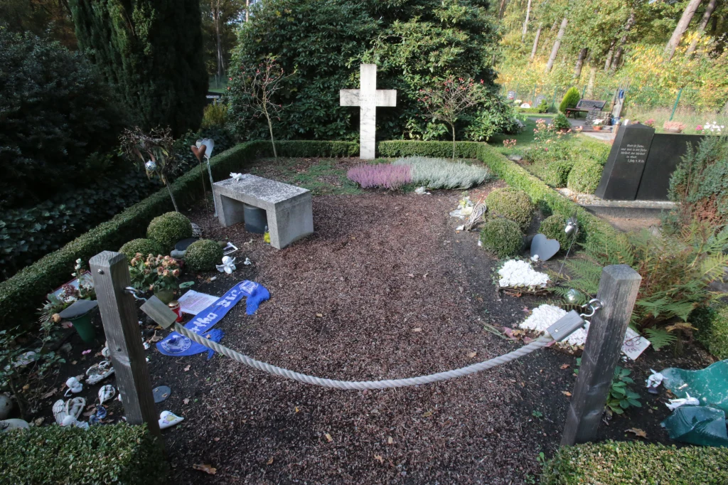 Robert Enke został pochowany na cmentarzu w Hannowerze Robert Enke został pochowany na cmentarzu w Hannowerze