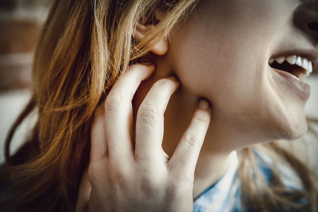 Zmiany skórne w przypadku AZS ulegają pogorszeniu zazwyczaj jesienią i wiosną. Chorym na AZS nie służy sezon grzewczy 