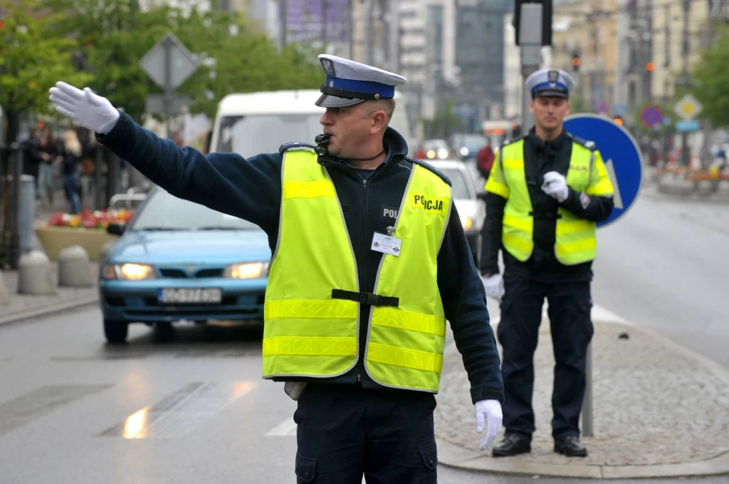 Znasz znaczenie wszystkich gestów, stosowanych przez policjantów do kierowania ruchem?