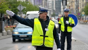 Policjant kierujący ruchem. Wiesz, co oznaczają poszczególne gesty?