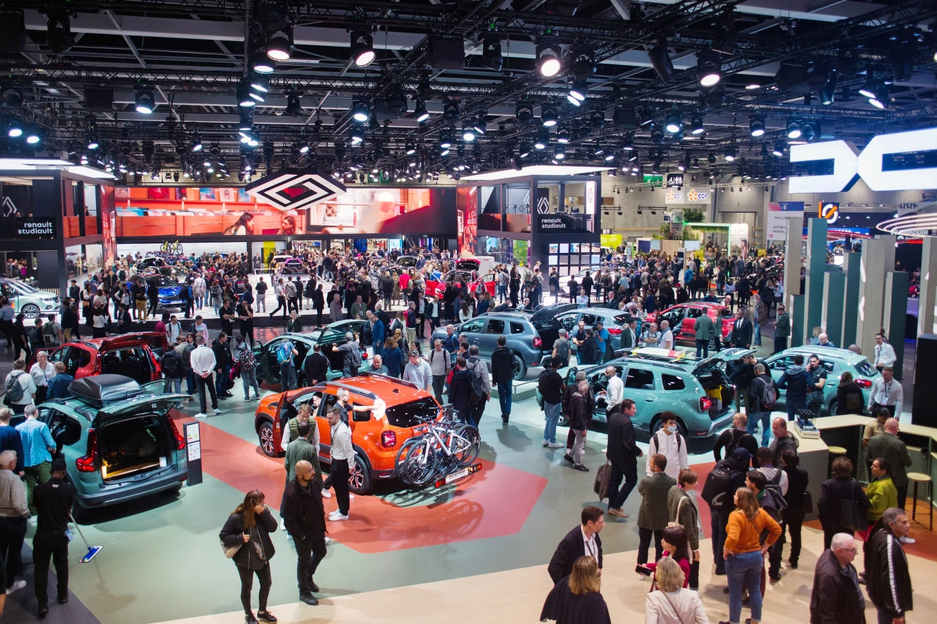Stoisko Renault na salonie w Paryżu