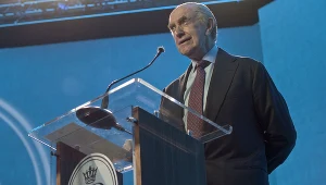 Jonathan Pryce jako książę Filip w piątym sezonie "The Crown"