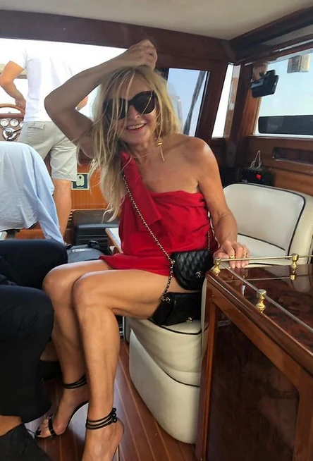 Monika Olejnik prezentuje zgrabne nogi Monika Olejnik prezentuje zgrabne nogi