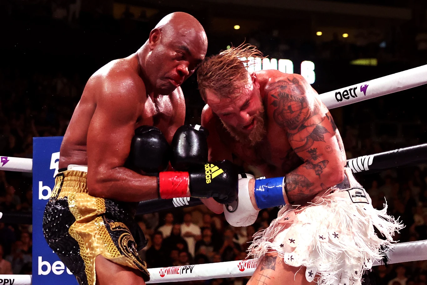 Jake Paul (z prawej) i Anderson Silva