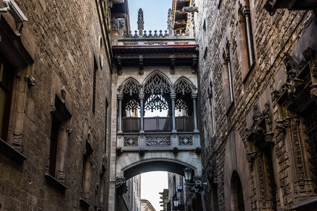 Dzielnica Gotycka w Barcelonie robi wrażenie na turystach