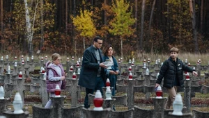 Premier Mateusz Morawiecki z rodziną odwiedził cmentarz w Palmirach