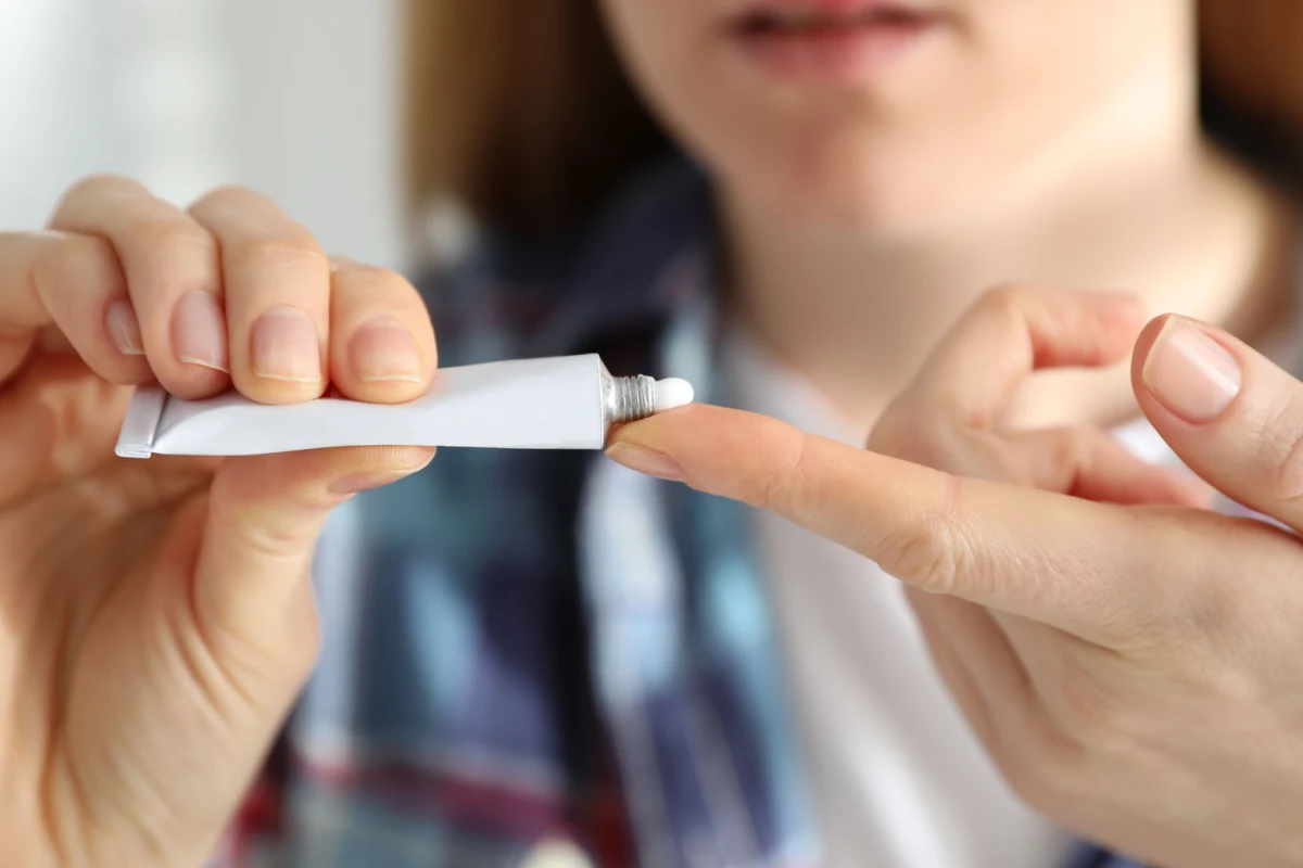 Maść cynkową najlepiej nakładać na skórę punktowo. 