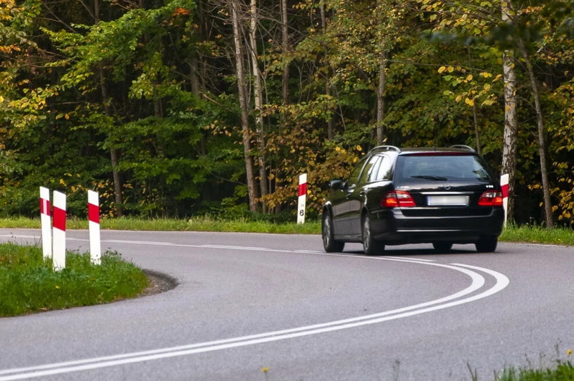 Podwójnej ciągłej przekroczyć nie można. Ale jest inny przypadek, który na to zezwala 