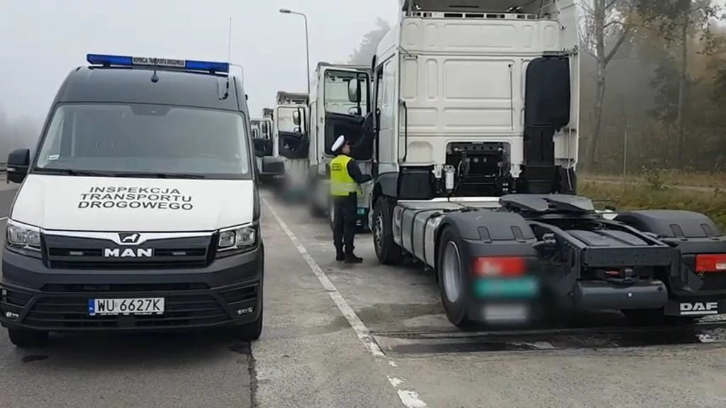 Żaden z pięciu kierowców zatrzymanych ciągników siodłowych nie posiadał zalogowanej do tachografu karty. 