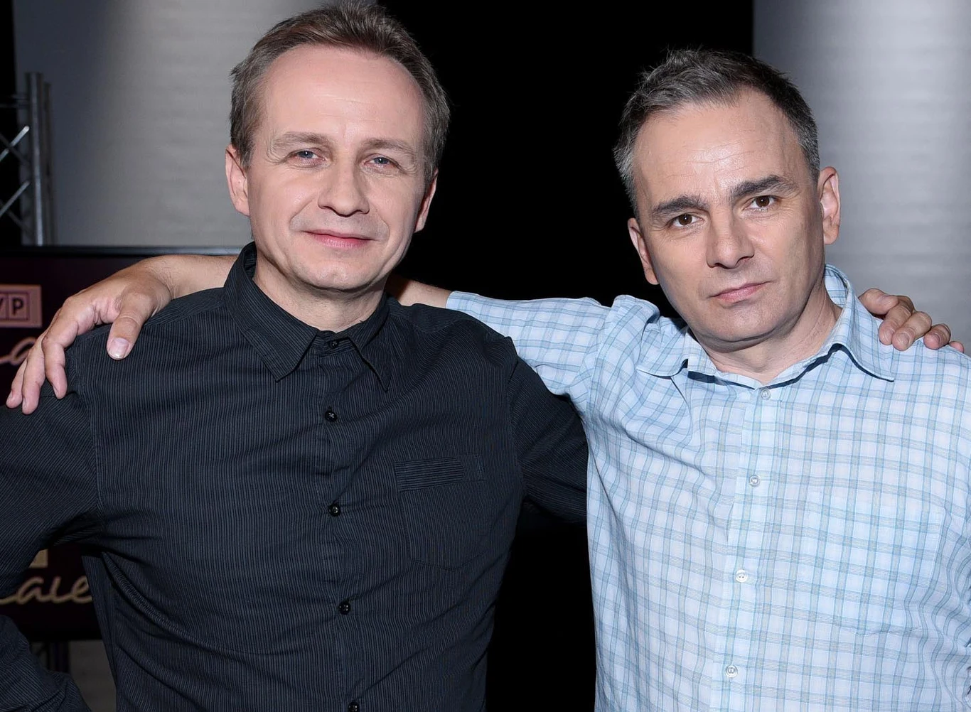 Maciej Strojny jest w ciemnej koszuli, Tomasz Brzeziński - w jasnej koszuli
