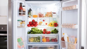 Mama-chemik radzi, jak układać jedzenie w lodówce. Oto kilka ważnych zasad