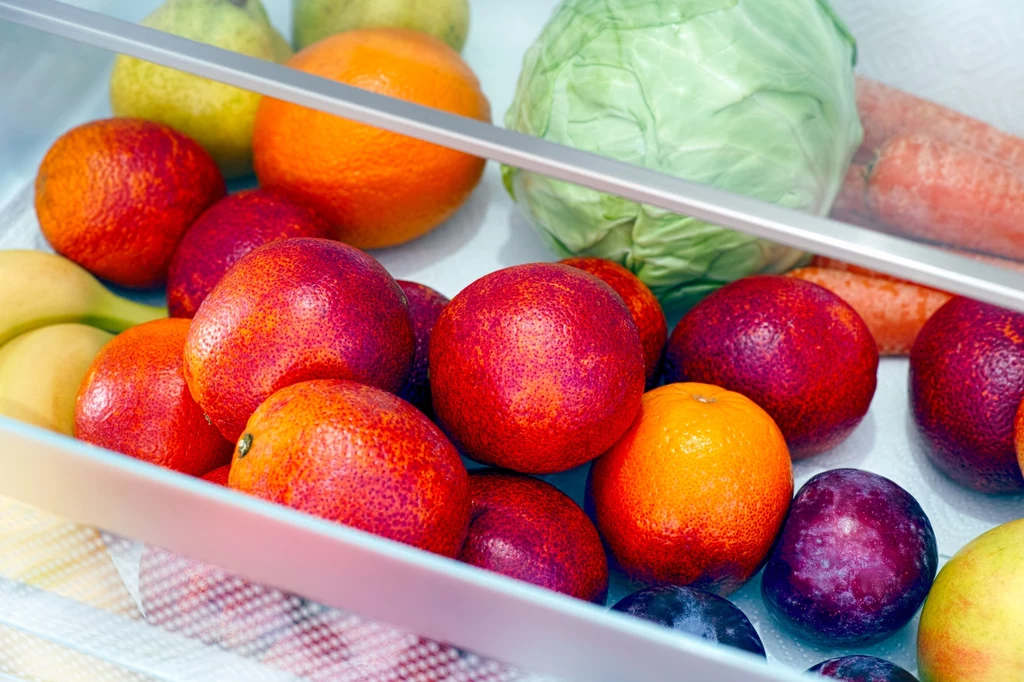 Mama-chemik podkreśliła, że szuflady w lodówce nadają się do przechowywania owoców oraz warzyw