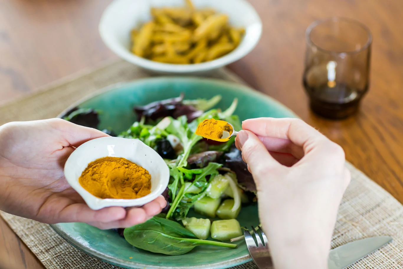 Kurkumę możemy dodawać do wielu potraw. Przy zachowaniu odpowiednich proporcji nie odczujemy jej wyrazistego smaku