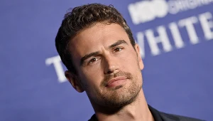 Theo James na premierze drugiego sezonu serialu HBO "Biały Lotos"