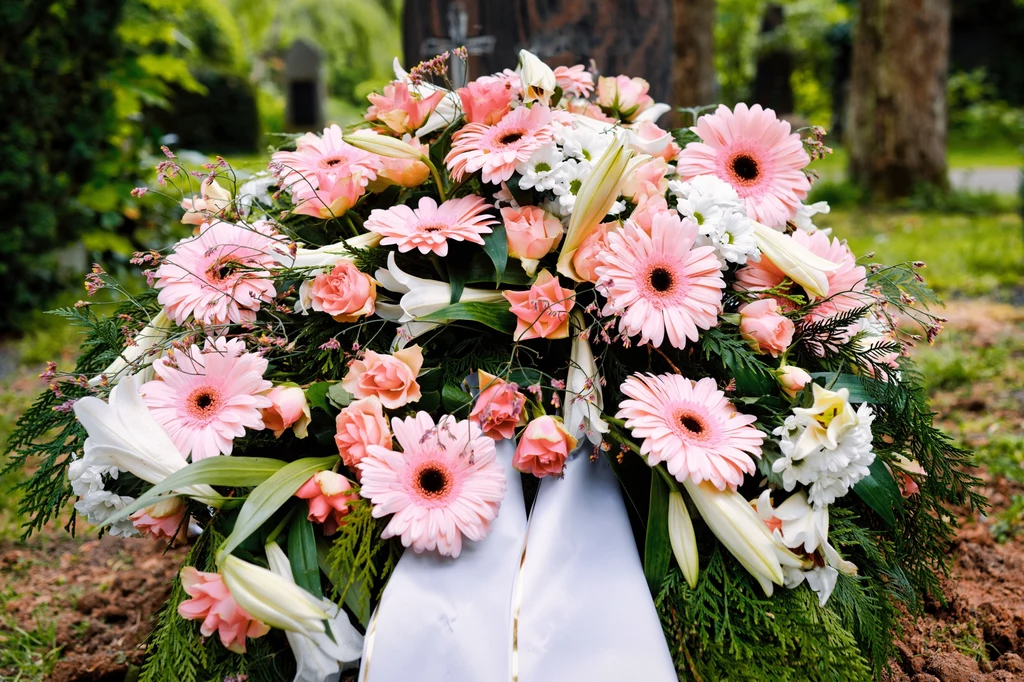 Kwiaty na pogrzebie są wyrazem szacunku dla zmarłej osoby.