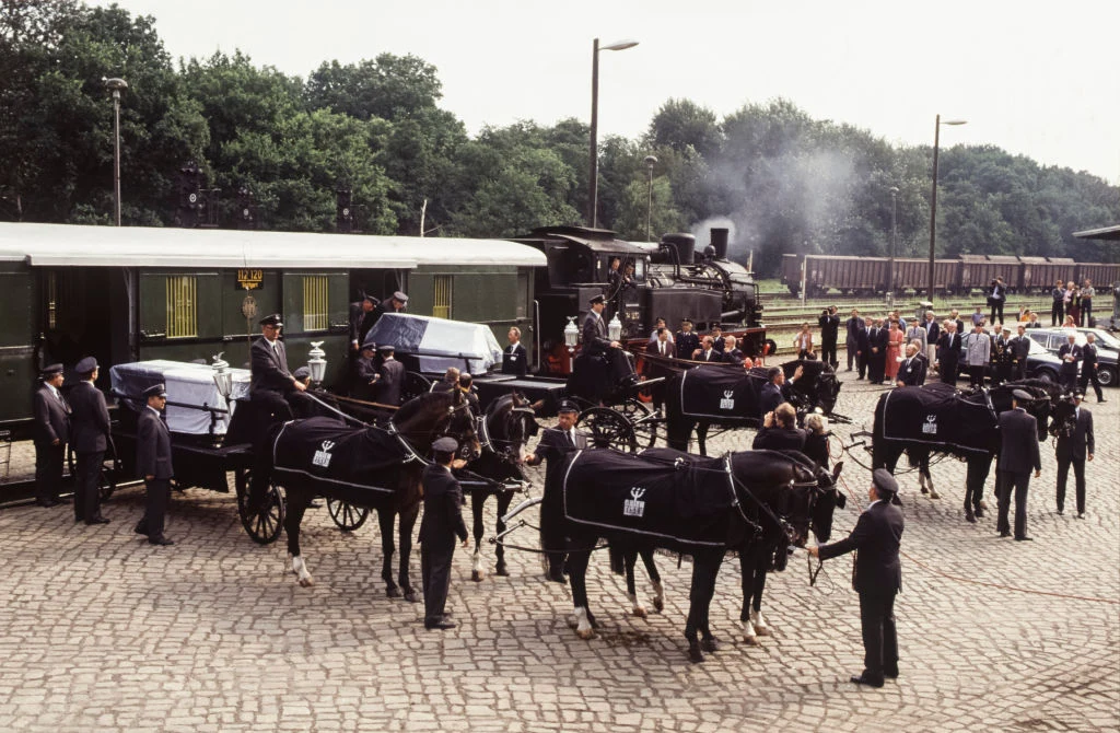 Trumna ze szczątkami Fryderyka II wróciła do Poczdamu dopiero w 1991 r. Trumna ze szczątkami Fryderyka II wróciła do Poczdamu dopiero w 1991 r.