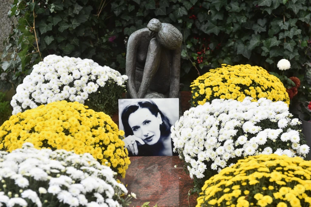 Mnóstwo kwiatów od fanów na grobie Kory Mnóstwo kwiatów od fanów na grobie Kory