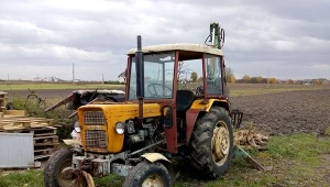 59-latek został przejechany przez traktor, który naprawiał / zdjęcie ilustracyjne 