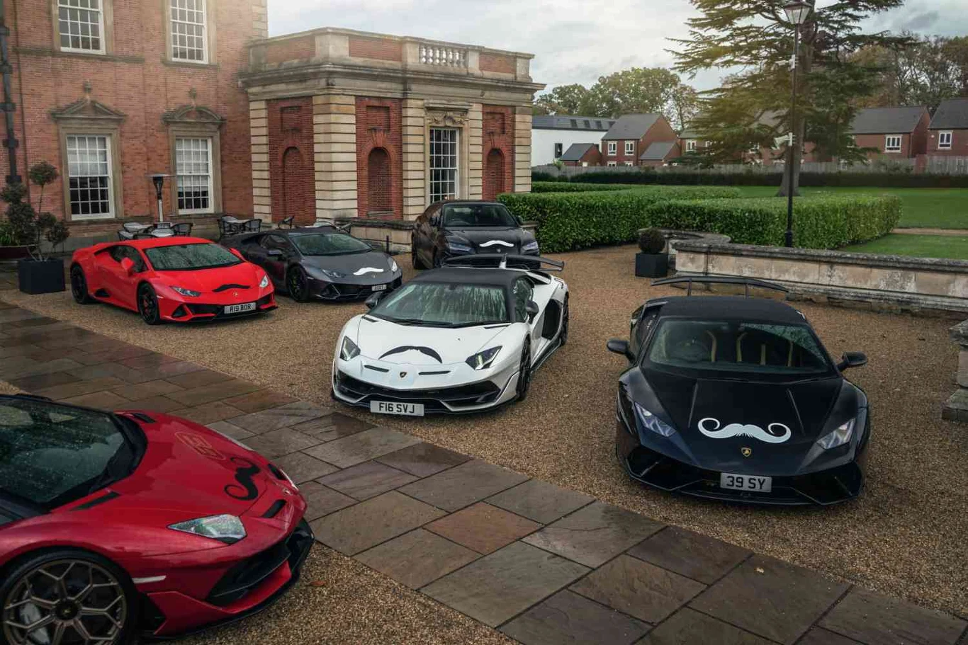 Wąsate Lamborghini to element akcji Movember Wąsate Lamborghini to element akcji Movember