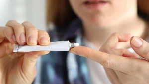 Okropnie pachnie, ale usuwa wszystkie niedoskonałości. Nałóż wieczorem, a rano cera będzie gładka