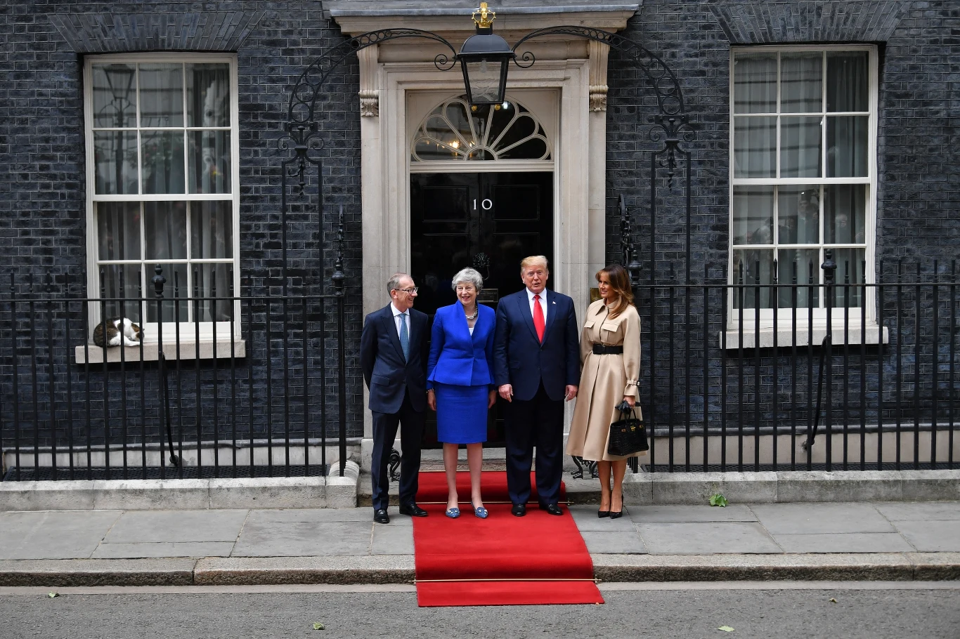Ówczesna premier Teresa May z mężem Filipem w towarzystwie byłego prezydenta USA Donalda Trumpa i jego żony Melanii. A obok - Larry