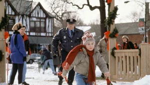 Macaulay Culkin w scenie z filmu "Kevin sam w domu"