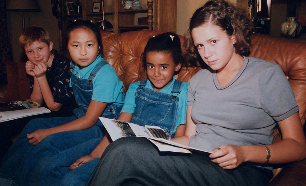 Aleksander Ihnatowicz, Misheel Jargalsaikhan, Ola Szwed i Monika Mrozowska w serialu "Rodzina zastępcza" Aleksander Ihnatowicz, Misheel Jargalsaikhan, Ola Szwed i Monika Mrozowska w serialu "Rodzina zastępcza"