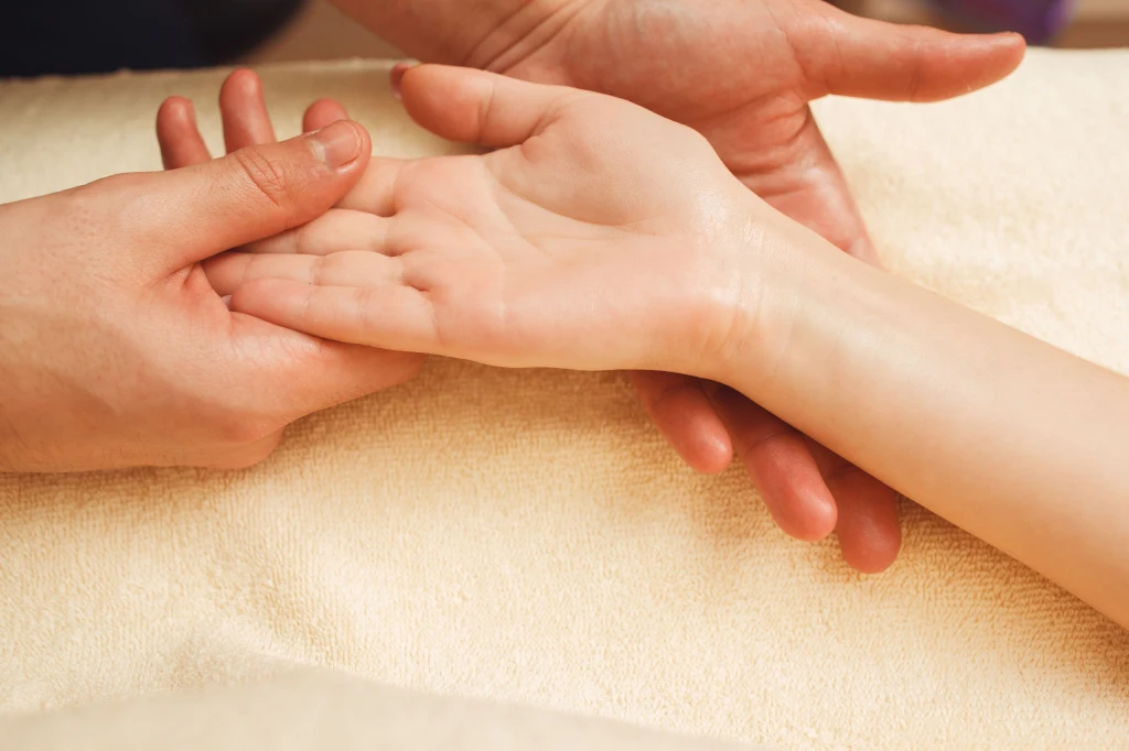 Poza linią życia na dłoniach wyróżnia się także inne linie, m.in. głowy, serca czy losu.