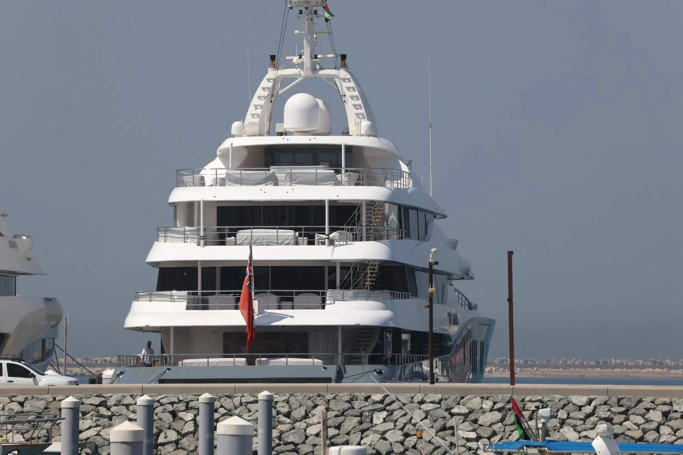 Titan, jacht rosyjskiego oligarchy Aleksandra Abramowa, zacumowany w porcie w Dubaju Titan, jacht rosyjskiego oligarchy Aleksandra Abramowa, zacumowany w porcie w Dubaju