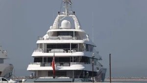 Titan, jacht rosyjskiego oligarchy Aleksandra Abramowa, zacumowany w porcie w Dubaju